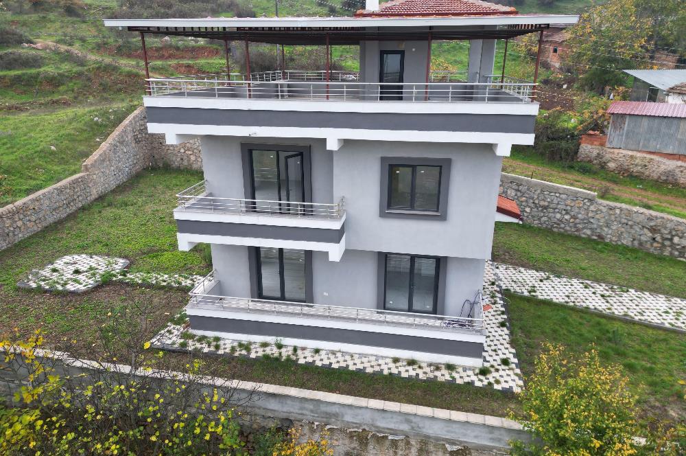 C21 BAL 'DAN GÖKÇEYAZI KÖSEAĞALAR'DA SATILIK BAHÇELİ LÜKS VİLLA