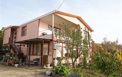 C21 Cius; Adliye Köyünde Deniz Manzaralı 2 Katlı Bahçeli Ev