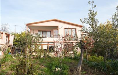 C21 Cius; Adliye Köyünde Deniz Manzaralı 2 Katlı Bahçeli Ev