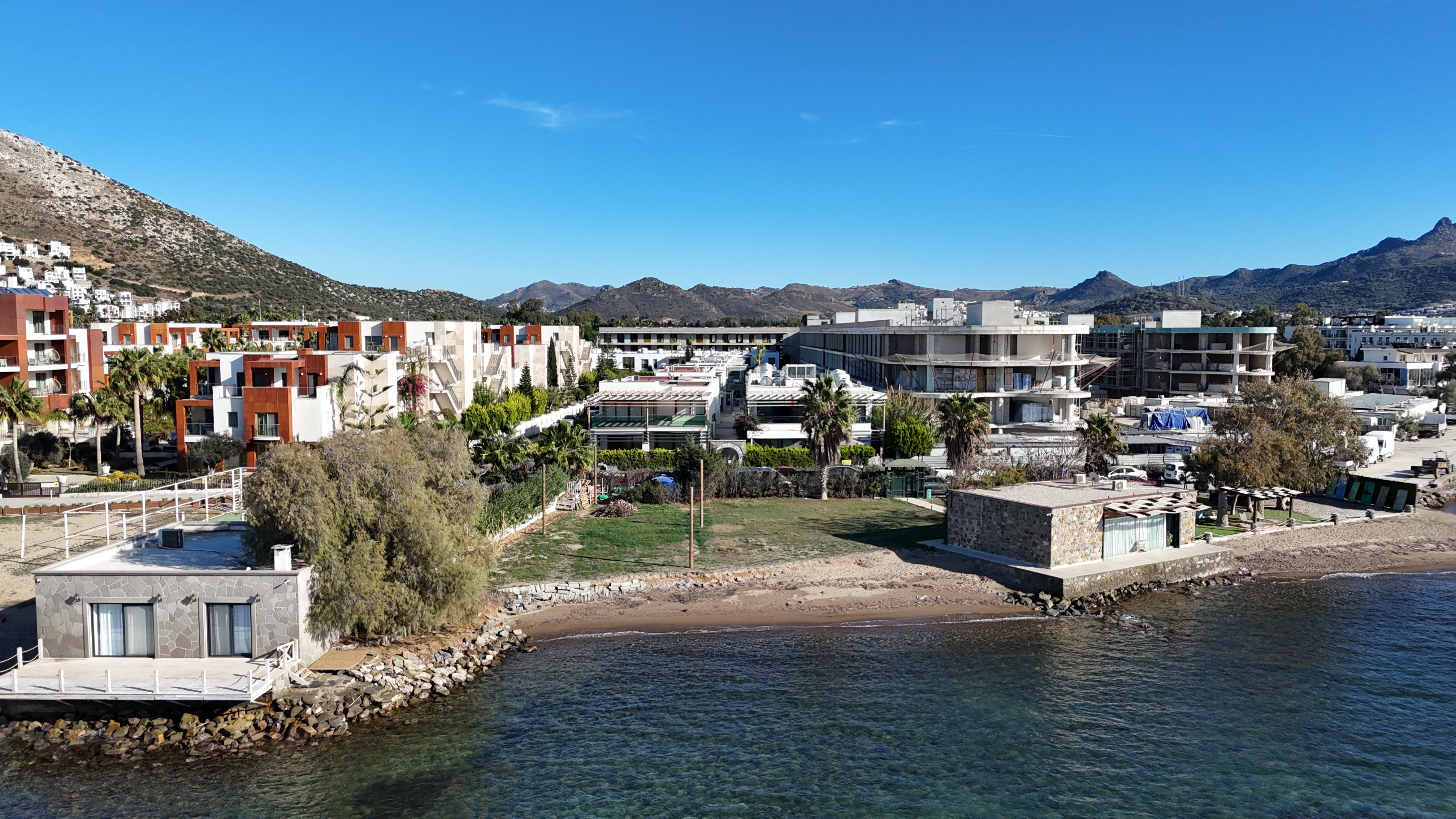 Denize 10 Adım Mesafede Havuzlu Site İçinde 3+1 Bahçe Katı Daire