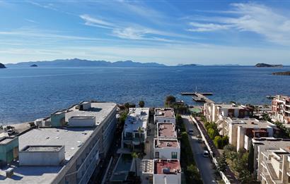 Denize 10 Adım Mesafede Havuzlu Site İçinde 3+1 Bahçe Katı Daire