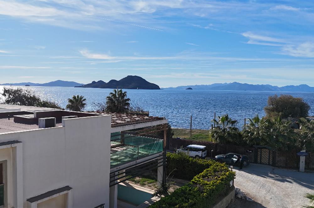 Denize 10 Adım Mesafede Havuzlu Site İçinde 3+1 Bahçe Katı Daire