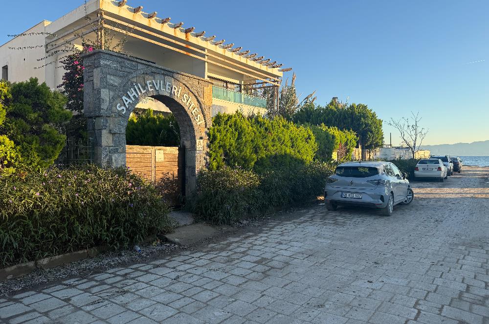 Denize 10 Adım Mesafede Havuzlu Site İçinde 3+1 Bahçe Katı Daire