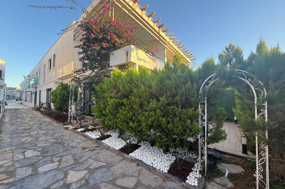 Denize 10 Adım Mesafede Havuzlu Site İçinde 3+1 Bahçe Katı Daire