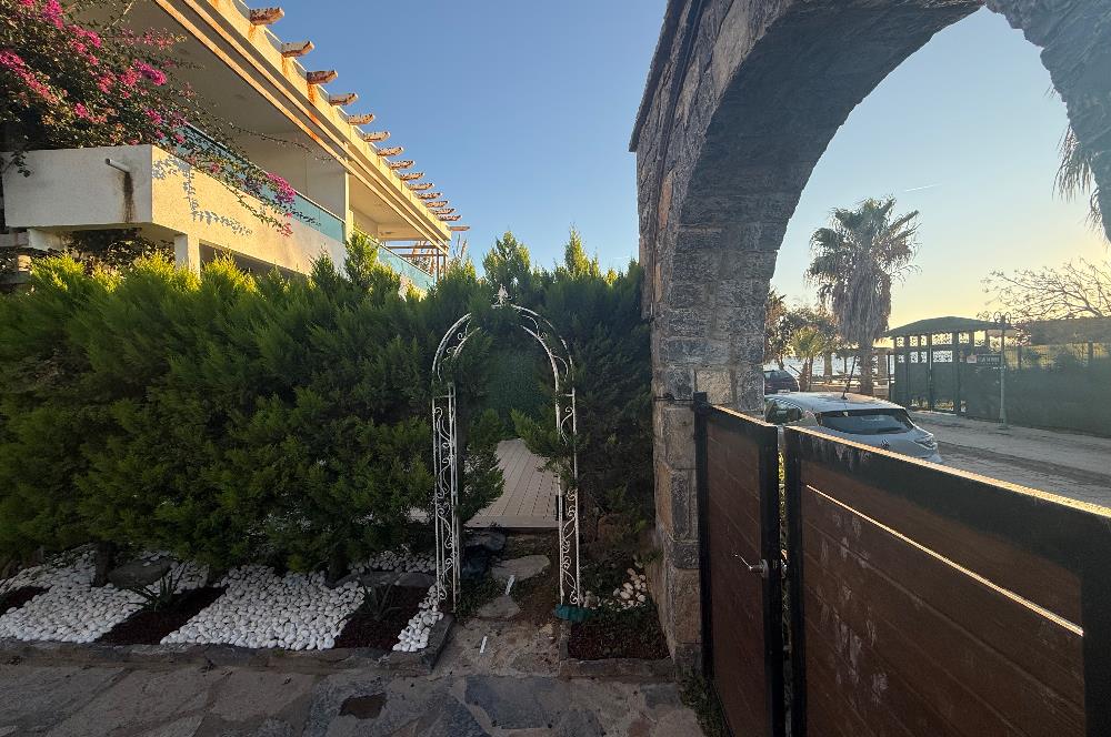 Denize 10 Adım Mesafede Havuzlu Site İçinde 3+1 Bahçe Katı Daire