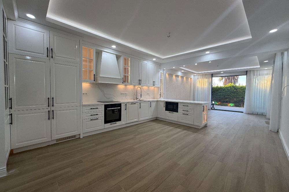 Denize 10 Adım Mesafede Havuzlu Site İçinde 3+1 Bahçe Katı Daire