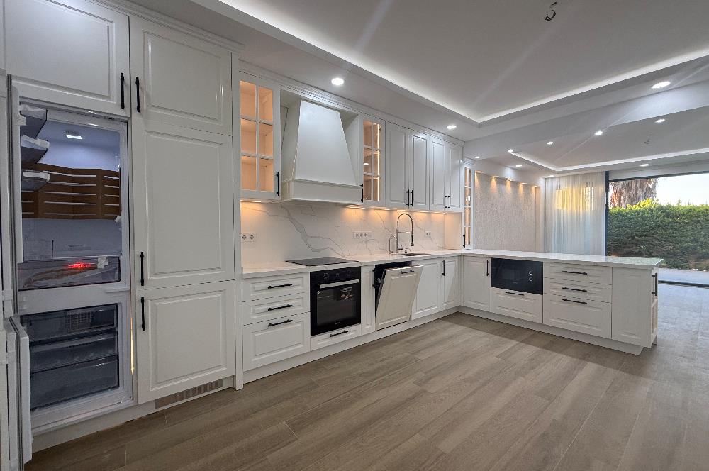 Denize 10 Adım Mesafede Havuzlu Site İçinde 3+1 Bahçe Katı Daire