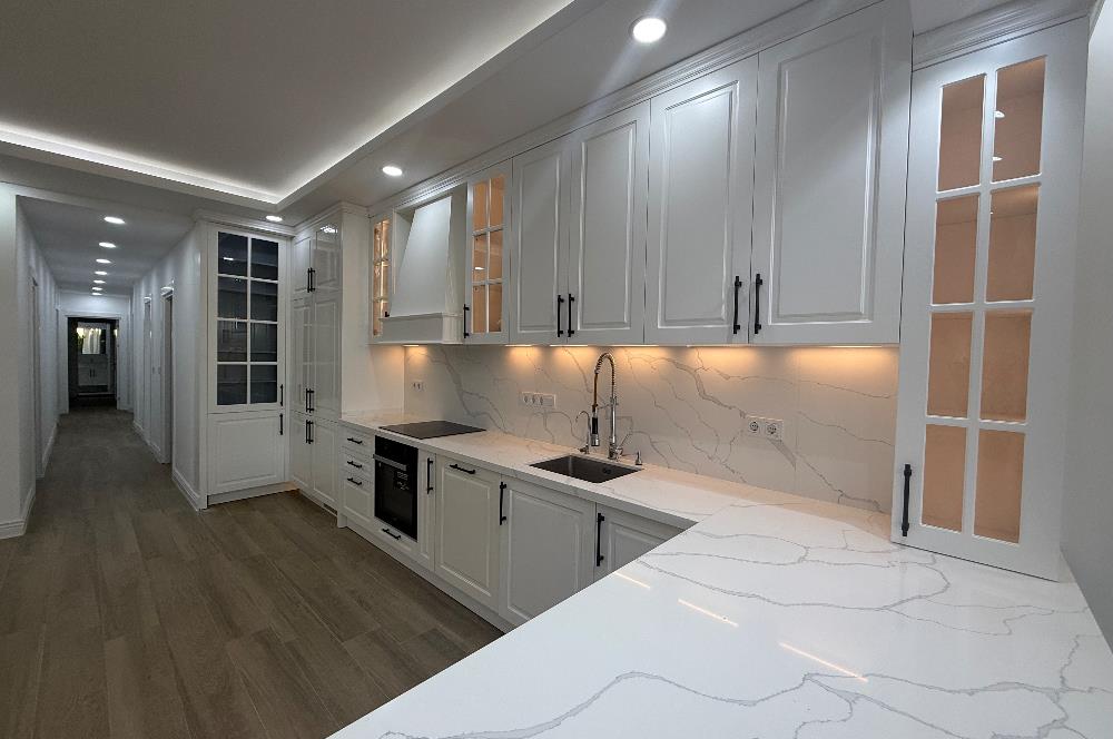 Denize 10 Adım Mesafede Havuzlu Site İçinde 3+1 Bahçe Katı Daire