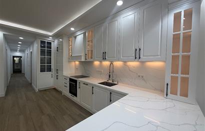 Denize 10 Adım Mesafede Havuzlu Site İçinde 3+1 Bahçe Katı Daire