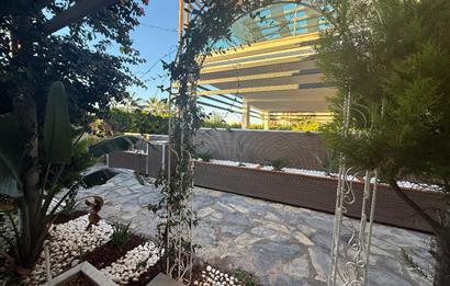 Denize 10 Adım Mesafede Havuzlu Site İçinde 3+1 Bahçe Katı Daire