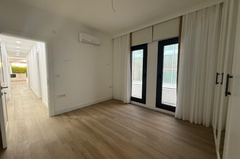 Denize 10 Adım Mesafede Havuzlu Site İçinde 3+1 Bahçe Katı Daire