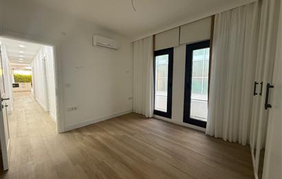 Denize 10 Adım Mesafede Havuzlu Site İçinde 3+1 Bahçe Katı Daire