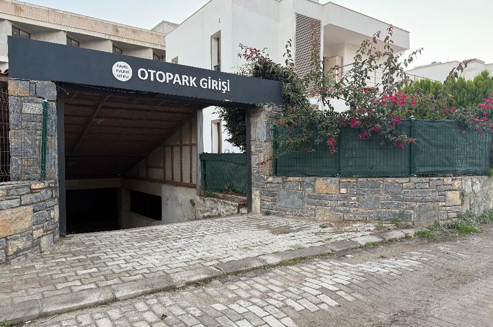 Denize 10 Adım Mesafede Havuzlu Site İçinde 3+1 Bahçe Katı Daire