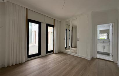 Denize 10 Adım Mesafede Havuzlu Site İçinde 3+1 Bahçe Katı Daire