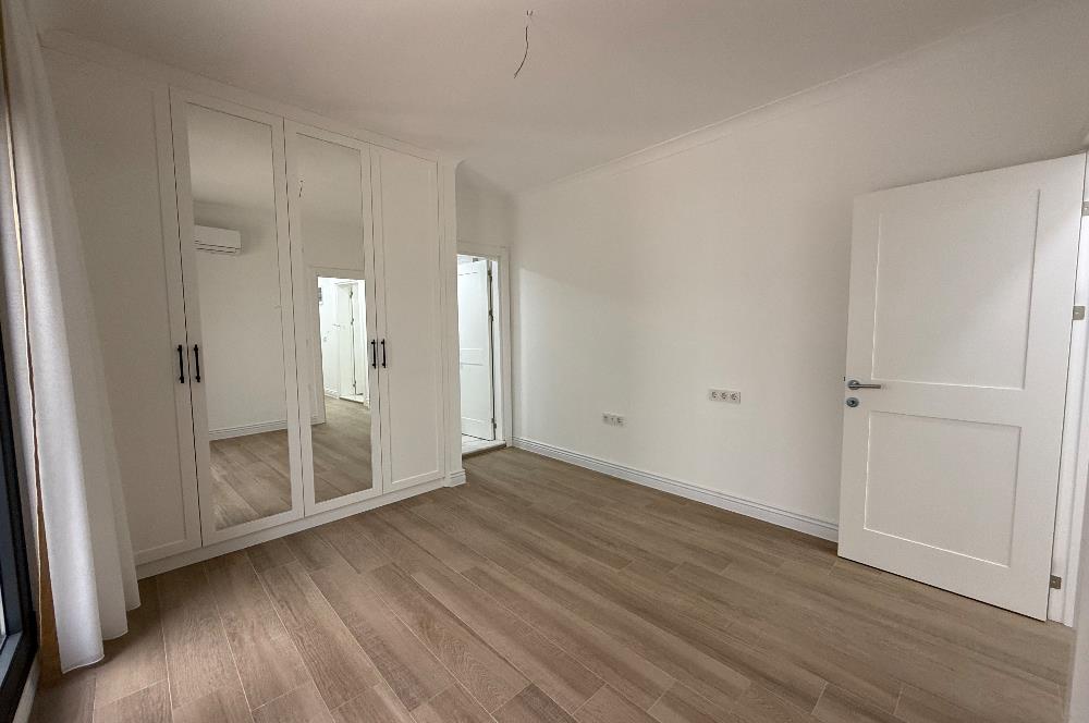 Denize 10 Adım Mesafede Havuzlu Site İçinde 3+1 Bahçe Katı Daire