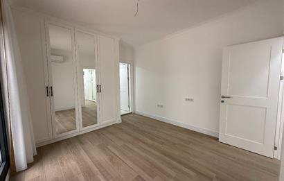 Denize 10 Adım Mesafede Havuzlu Site İçinde 3+1 Bahçe Katı Daire