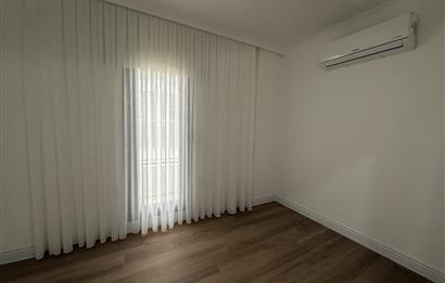 Denize 10 Adım Mesafede Havuzlu Site İçinde 3+1 Bahçe Katı Daire