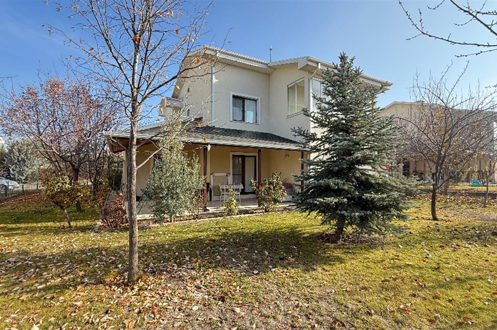 GÖLBAŞI BAHÇELİEVLER'DE GÜLKENT GÖL VİLLARIN'DA SATILIK VİLLA