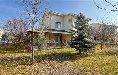 GÖLBAŞI BAHÇELİEVLER'DE GÜLKENT GÖL VİLLARIN'DA SATILIK VİLLA