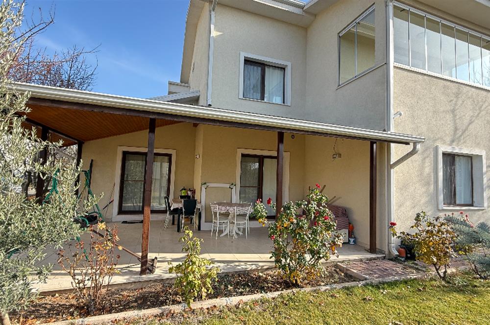 GÖLBAŞI BAHÇELİEVLER'DE GÜLKENT GÖL VİLLARIN'DA SATILIK VİLLA