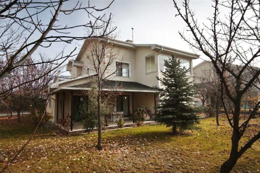 GÖLBAŞI BAHÇELİEVLER'DE GÜLKENT GÖL VİLLARIN'DA SATILIK VİLLA