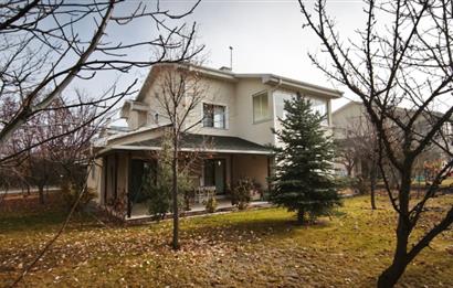 GÖLBAŞI BAHÇELİEVLER'DE GÜLKENT GÖL VİLLARIN'DA SATILIK VİLLA