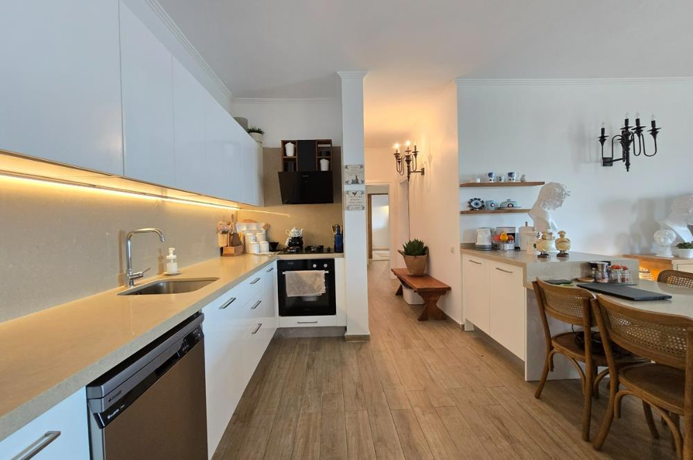 Koyunbaba'da Havuzlu Elit Site İçinde Muhteşem Deniz Manzaralı Satılık Daire