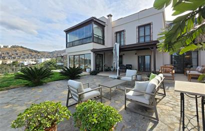 Koyunbaba'da Havuzlu Elit Site İçinde Muhteşem Deniz Manzaralı Satılık Daire