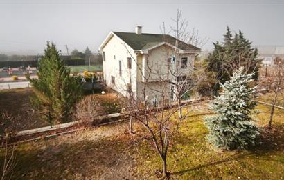 GÖLBAŞI BAHÇELİEVLER'DE GÜLKENT GÖL VİLLARIN'DA SATILIK VİLLA