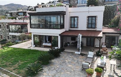 Koyunbaba'da Havuzlu Elit Site İçinde Muhteşem Deniz Manzaralı Satılık Daire
