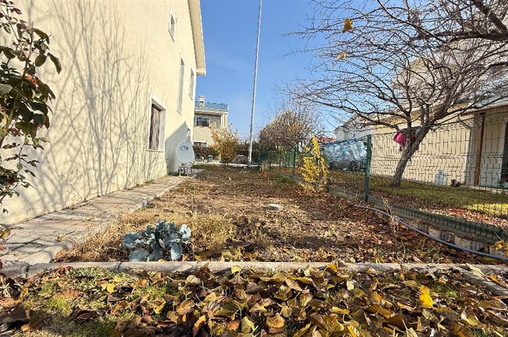 GÖLBAŞI BAHÇELİEVLER'DE GÜLKENT GÖL VİLLARIN'DA SATILIK VİLLA