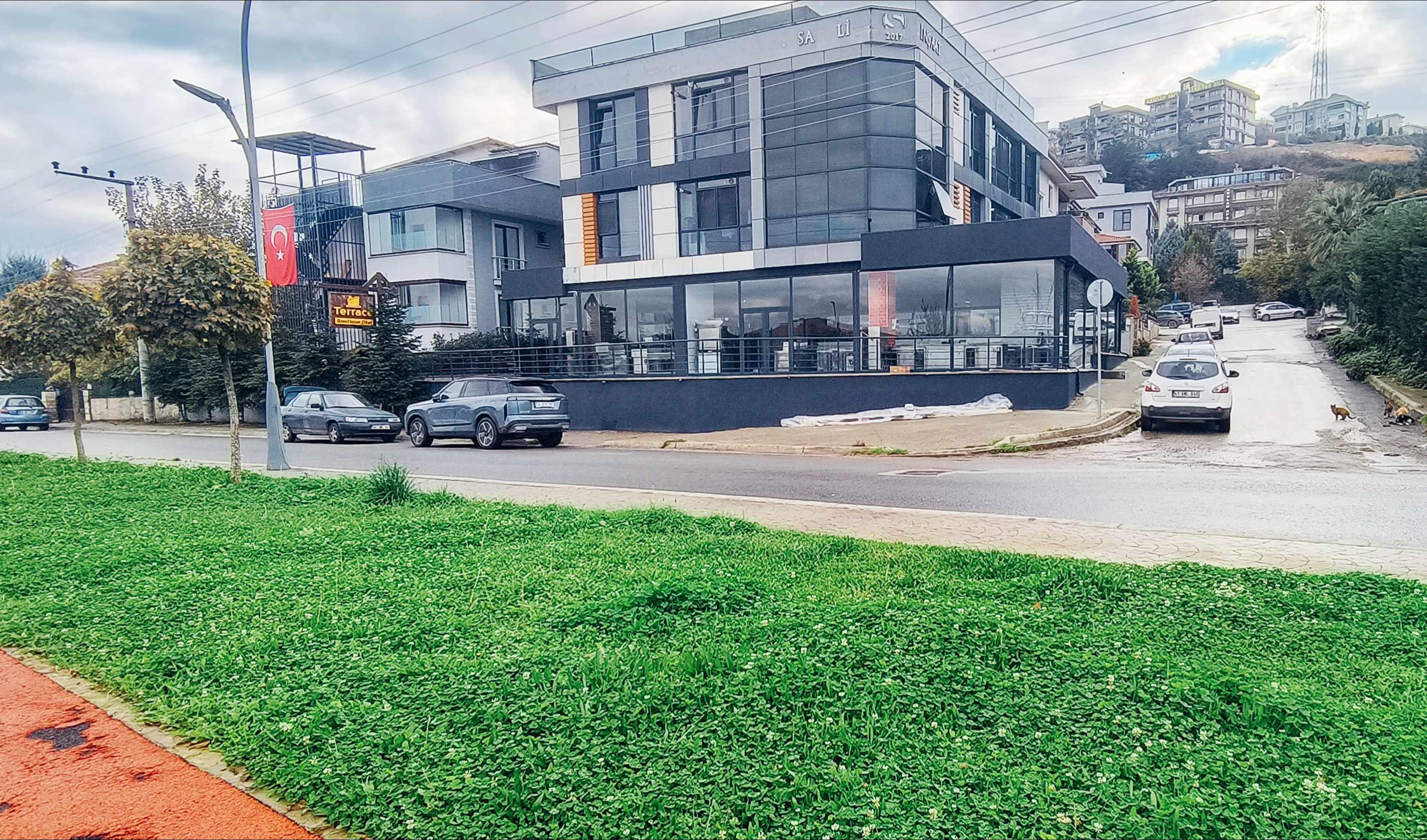 Yatırımcıya Özel /SERDİVANDA KİRACILI 520 M2 DÜKKAN