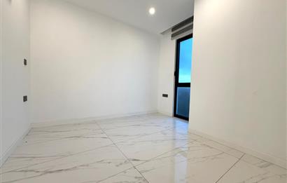 Kıbrıs Girne Karakum Akacan Cruise Sitesinde Satılık Havuz Manzaralı 2+1 Daire