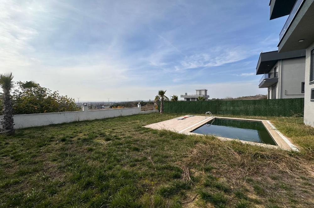 Silivri Selimpaşa Satılık 8+1 Havuzlu Müstakil Villa
