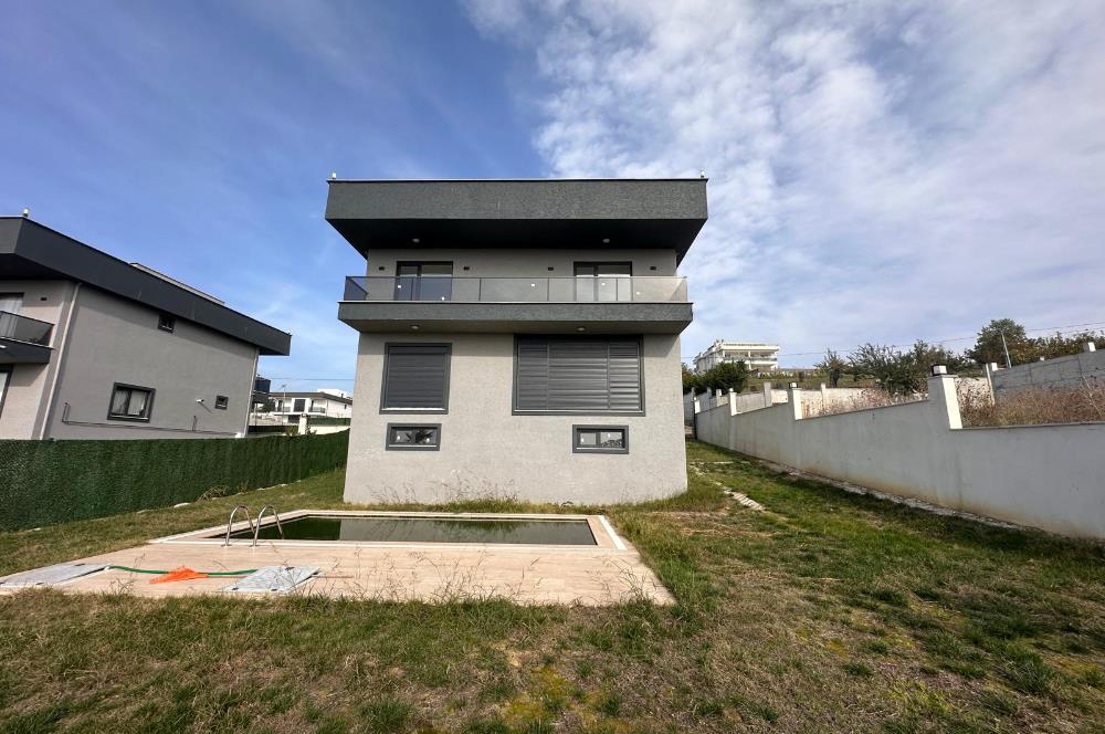 Silivri Selimpaşa Satılık 8+1 Havuzlu Müstakil Villa