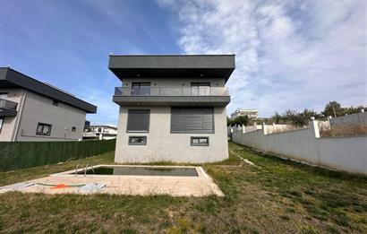 Silivri Selimpaşa Satılık 8+1 Havuzlu Müstakil Villa