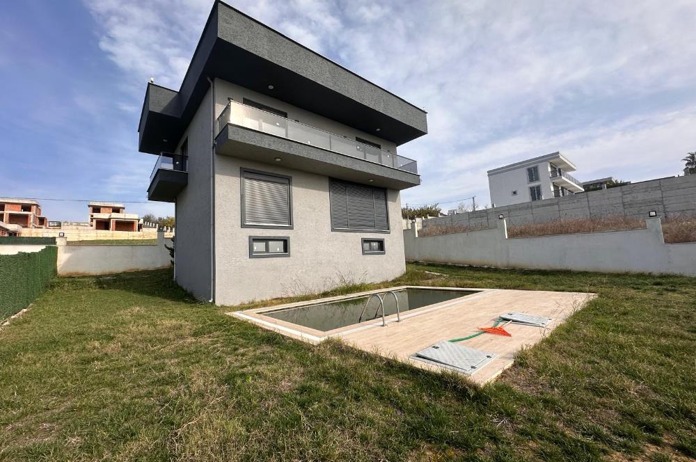 Silivri Selimpaşa Satılık 8+1 Havuzlu Müstakil Villa