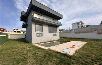 Silivri Selimpaşa Satılık 8+1 Havuzlu Müstakil Villa