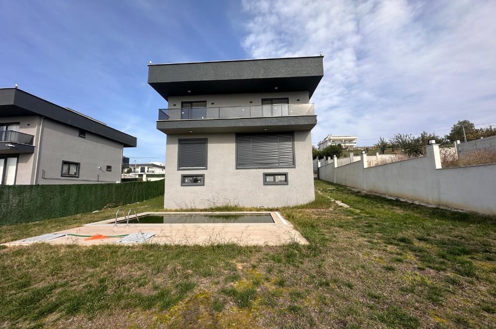 Silivri Selimpaşa Satılık 8+1 Havuzlu Müstakil Villa
