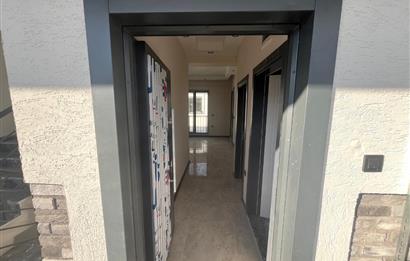 Güre Çamlıbel Zeytin Evleri’nde 1. Kat, Havuzlu, Bahçe Kullanımlı, Kapalı Otoparklı SATILIK DAİRE 1+1