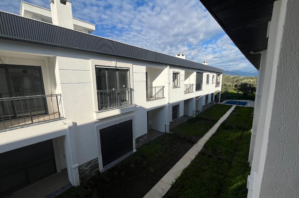 Güre Çamlıbel Zeytin Evleri’nde 1. Kat, Havuzlu, Bahçe Kullanımlı, Kapalı Otoparklı SATILIK DAİRE 1+1