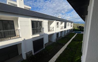 Güre Çamlıbel Zeytin Evleri’nde 1. Kat, Havuzlu, Bahçe Kullanımlı, Kapalı Otoparklı SATILIK DAİRE 1+1