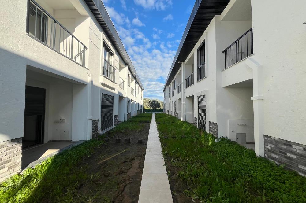 Güre Çamlıbel Zeytin Evleri’nde 1. Kat, Havuzlu, Bahçe Kullanımlı, Kapalı Otoparklı SATILIK DAİRE 1+1