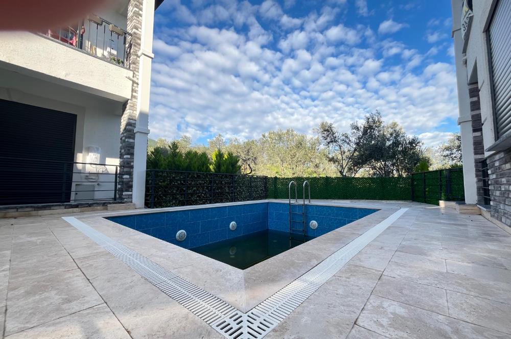Güre Çamlıbel Zeytin Evleri’nde 1. Kat, Havuzlu, Bahçe Kullanımlı, Kapalı Otoparklı SATILIK DAİRE 1+1