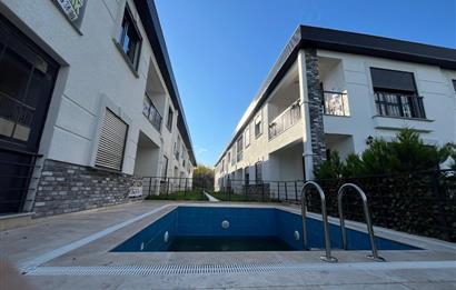 Güre Çamlıbel Zeytin Evleri’nde 1. Kat, Havuzlu, Bahçe Kullanımlı, Kapalı Otoparklı SATILIK DAİRE 1+1
