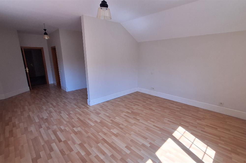 ZEKERİYAKÖY'DE DOĞANIN İÇİNDE ULTRA GENİŞ KİRALIK MÜSTAKİL VİLLA