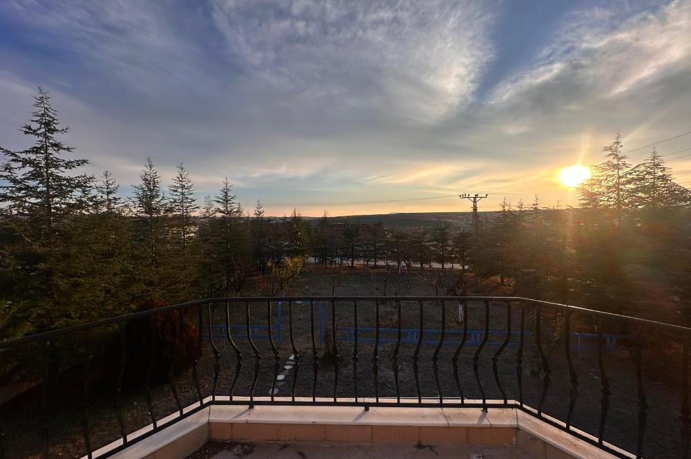 GÖLBAŞINDA SATILIK GENİŞ BAHÇELİ VİLLA