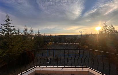 GÖLBAŞINDA SATILIK GENİŞ BAHÇELİ VİLLA