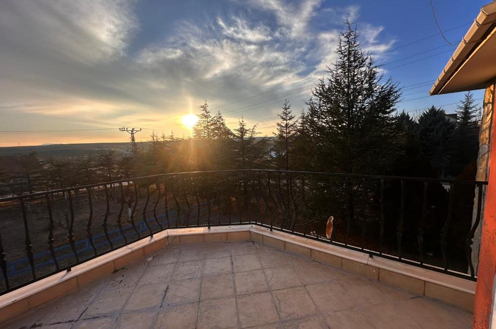 GÖLBAŞINDA SATILIK GENİŞ BAHÇELİ VİLLA