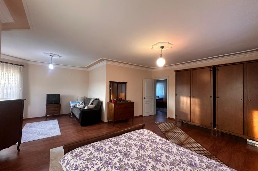 GÖLBAŞINDA SATILIK GENİŞ BAHÇELİ VİLLA